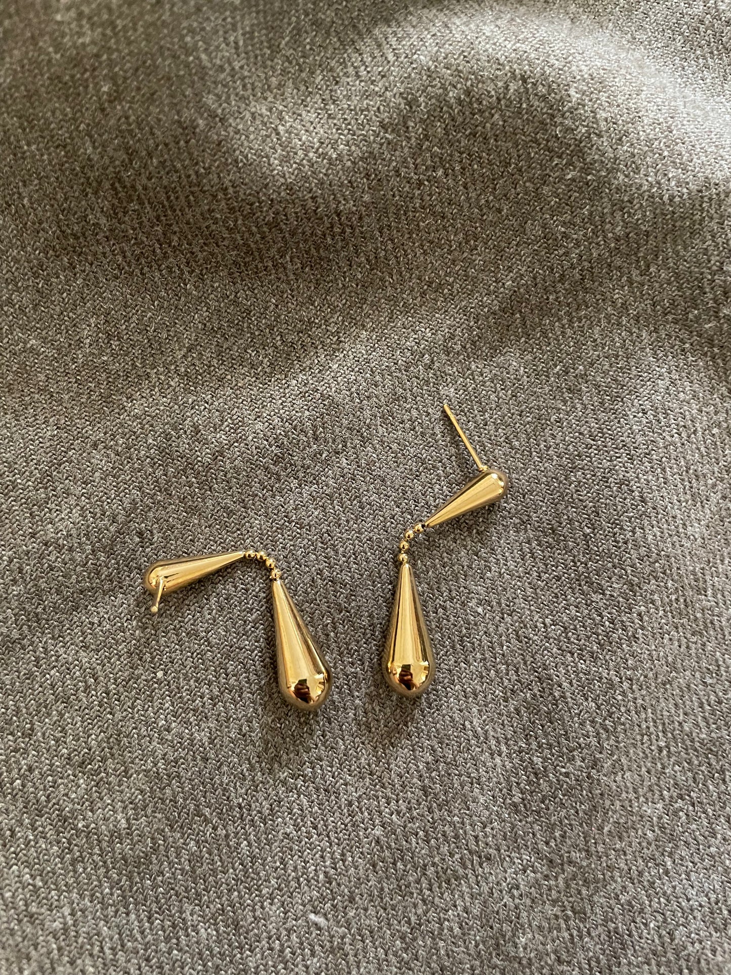 Dangling drop earrings