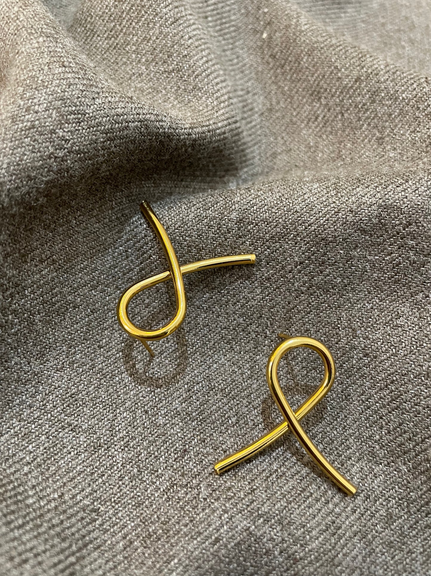 Ribbon Loop Studs