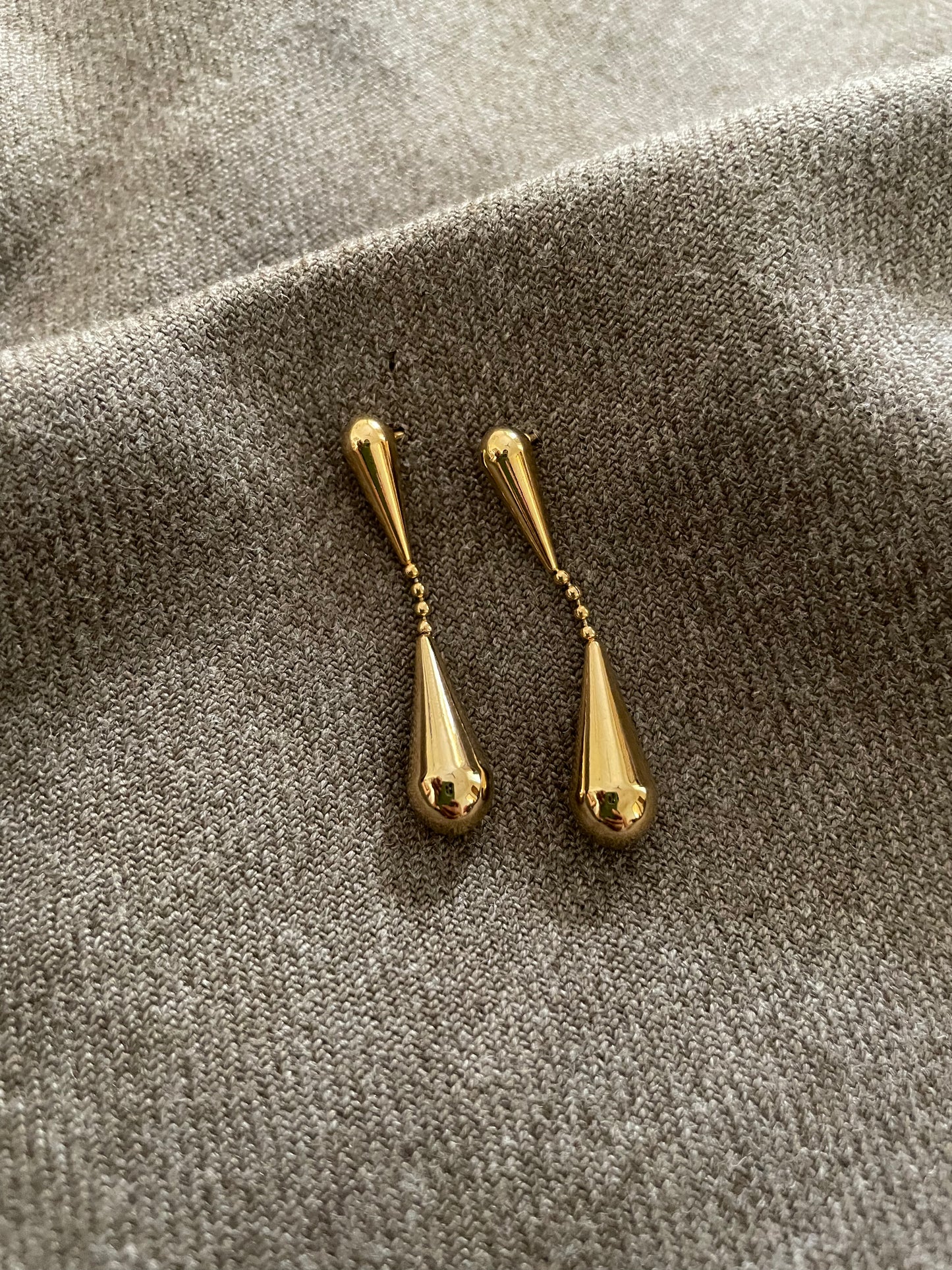 Dangling drop earrings