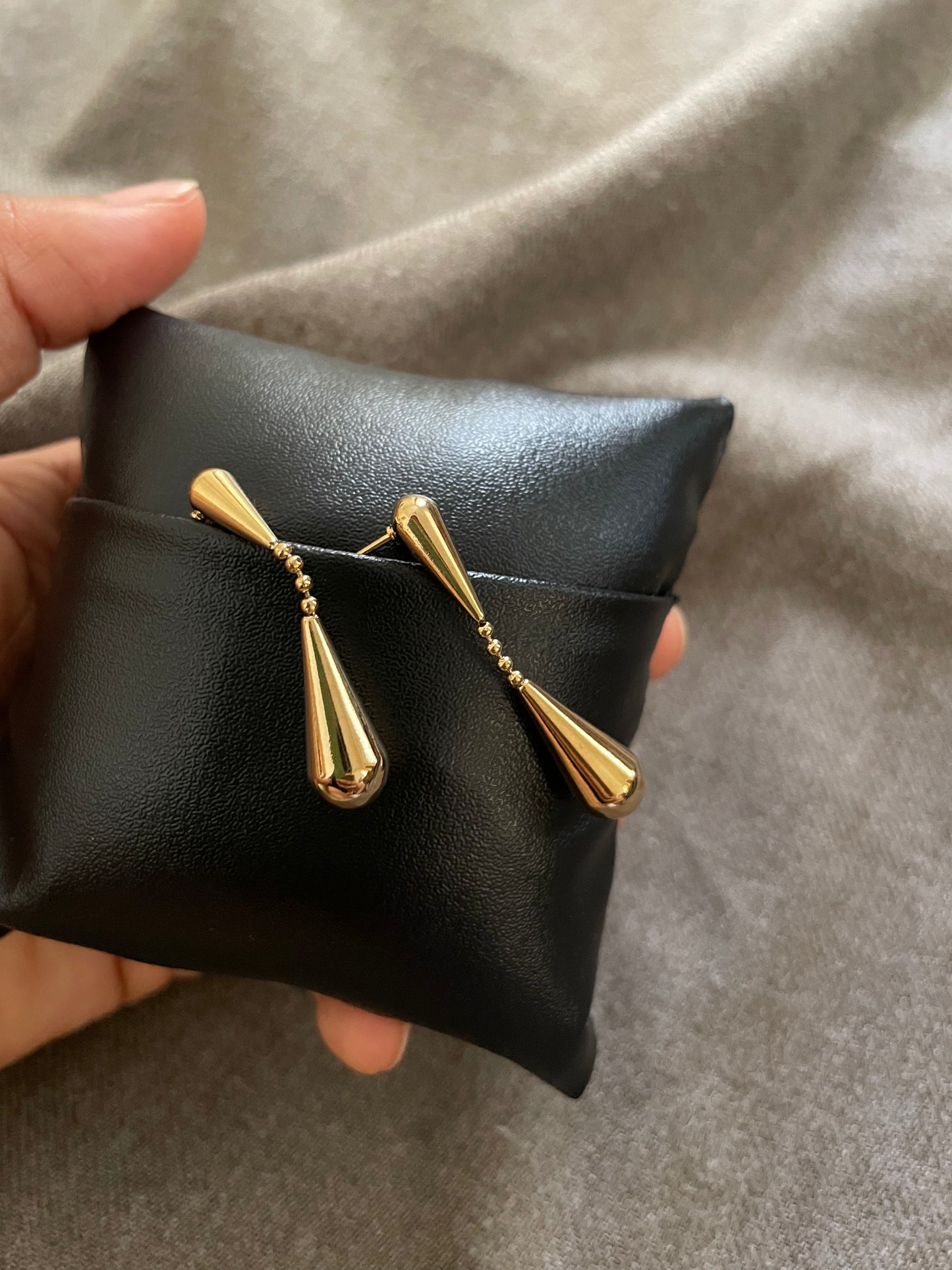 Dangling drop earrings