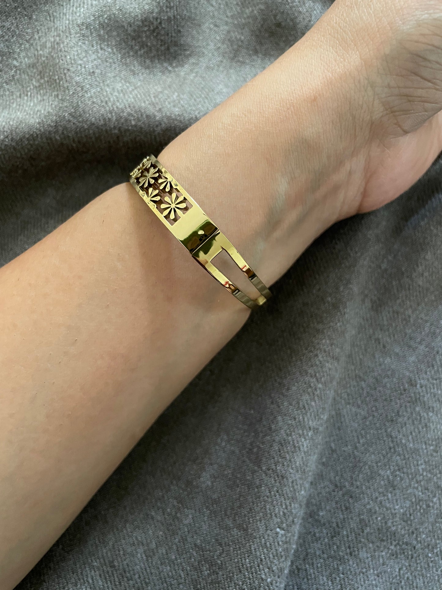 Daisy Bloom gold bangle