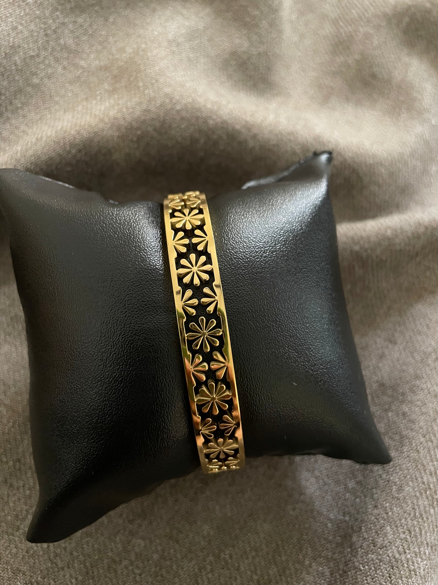Daisy Bloom gold bangle