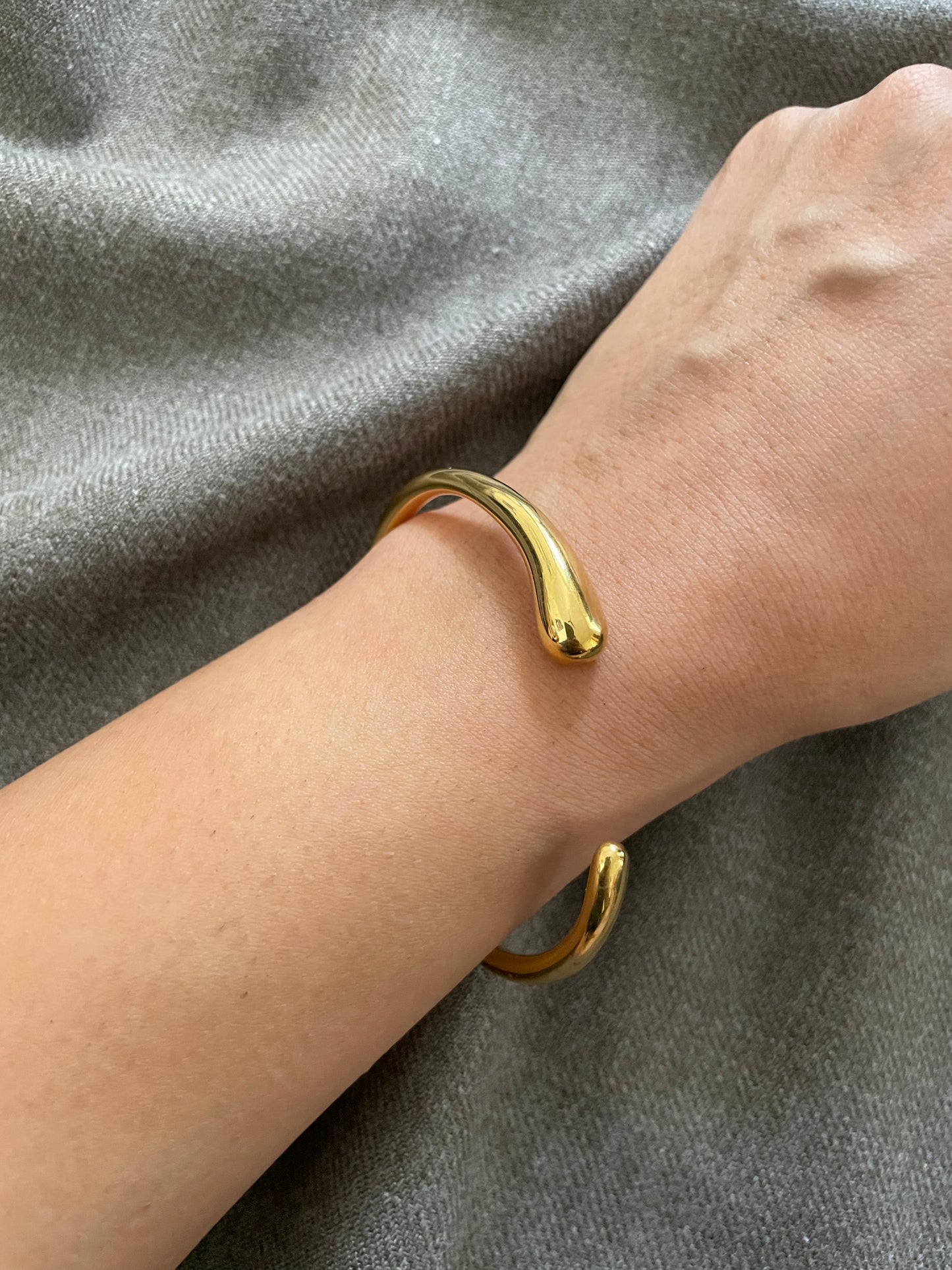 Fluid Aura Open Cuff