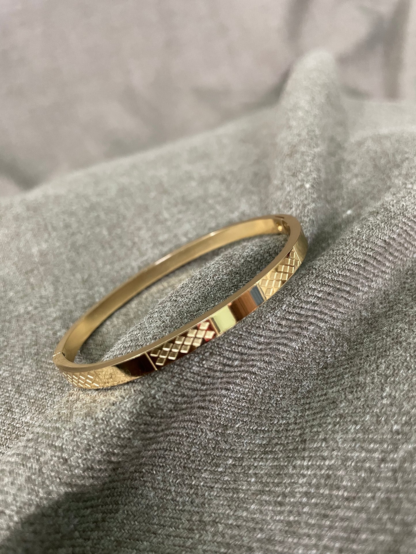 Geometric Texture Hinged Bangle