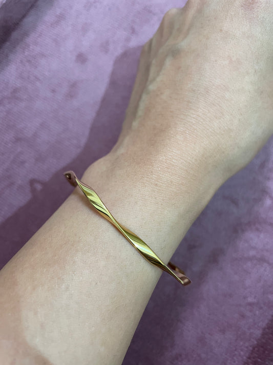 Twist Aura Gold Bangle