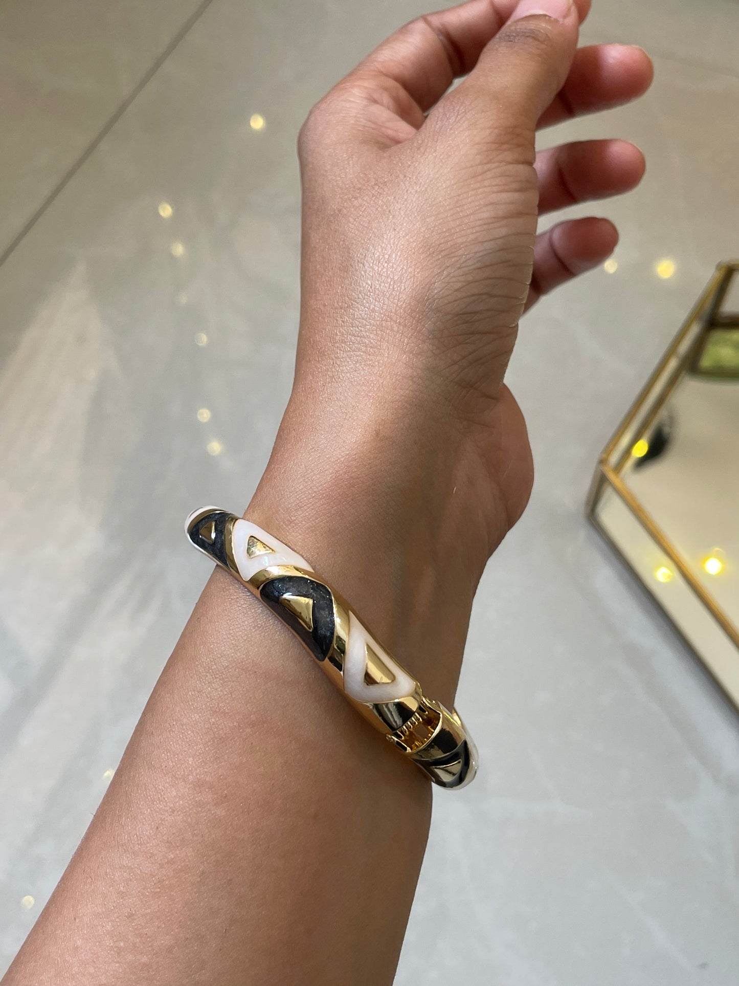 Zenia Noir Enamel Bangle