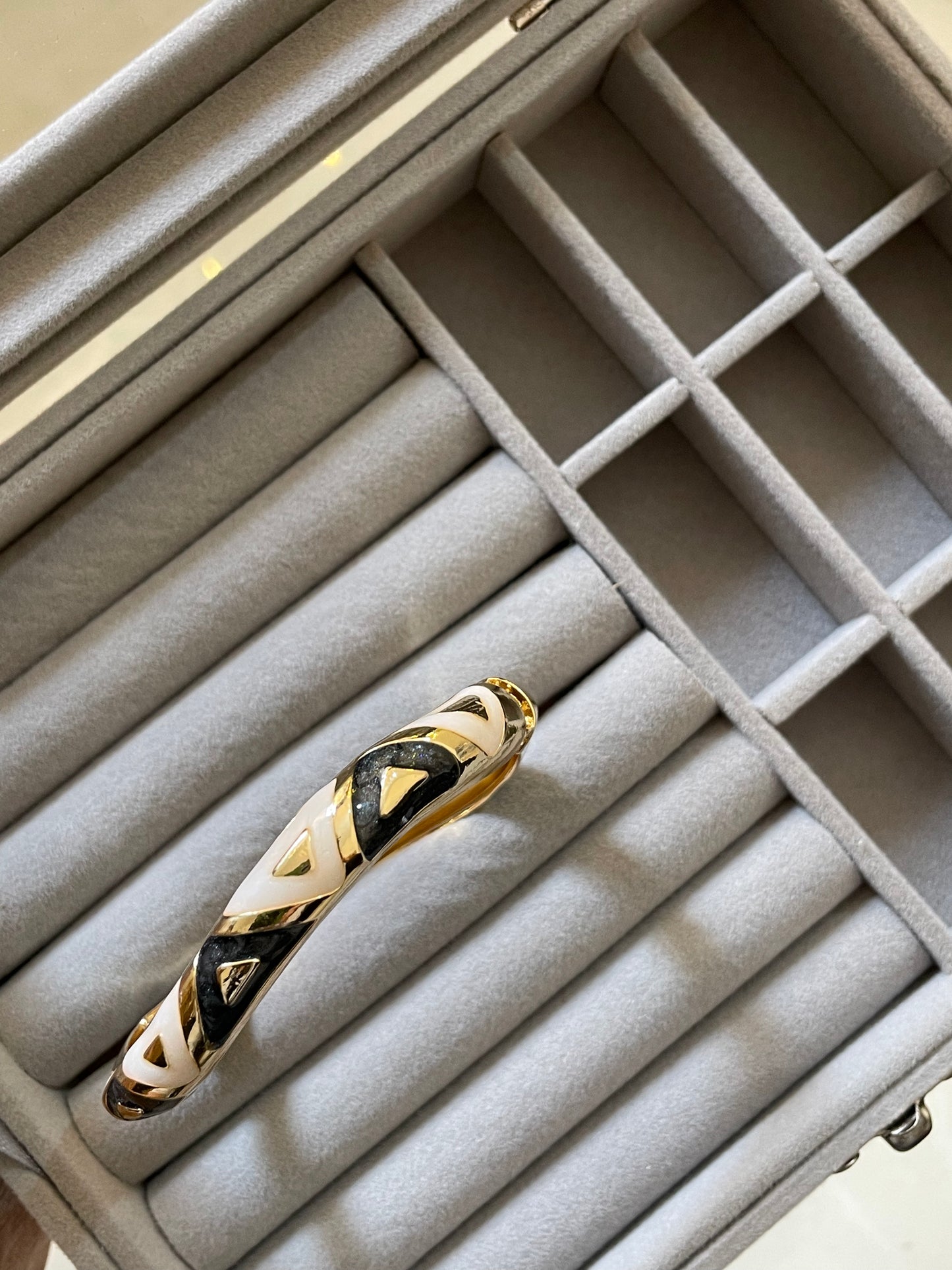 Zenia Noir Enamel Bangle