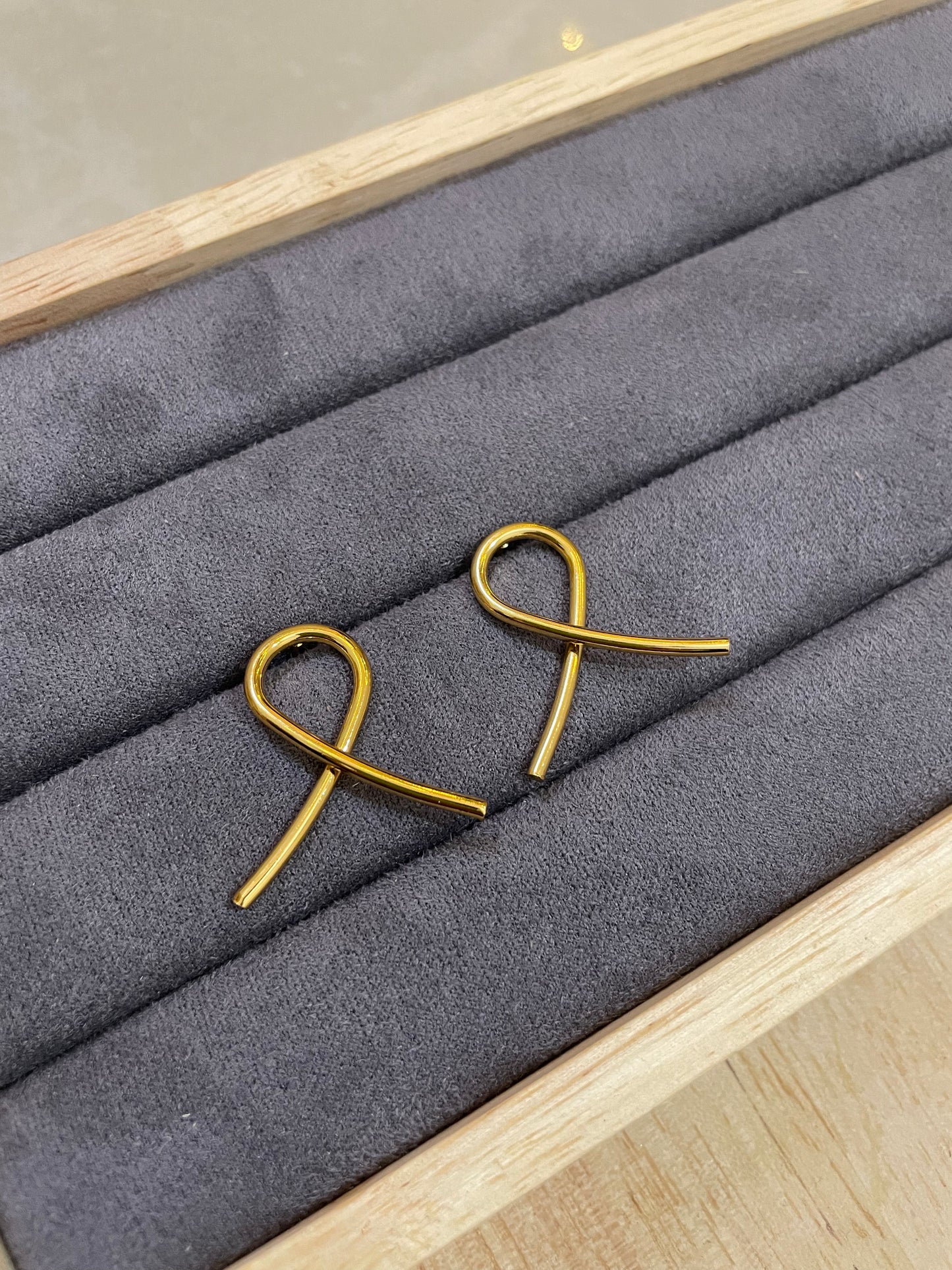 Ribbon Loop Studs