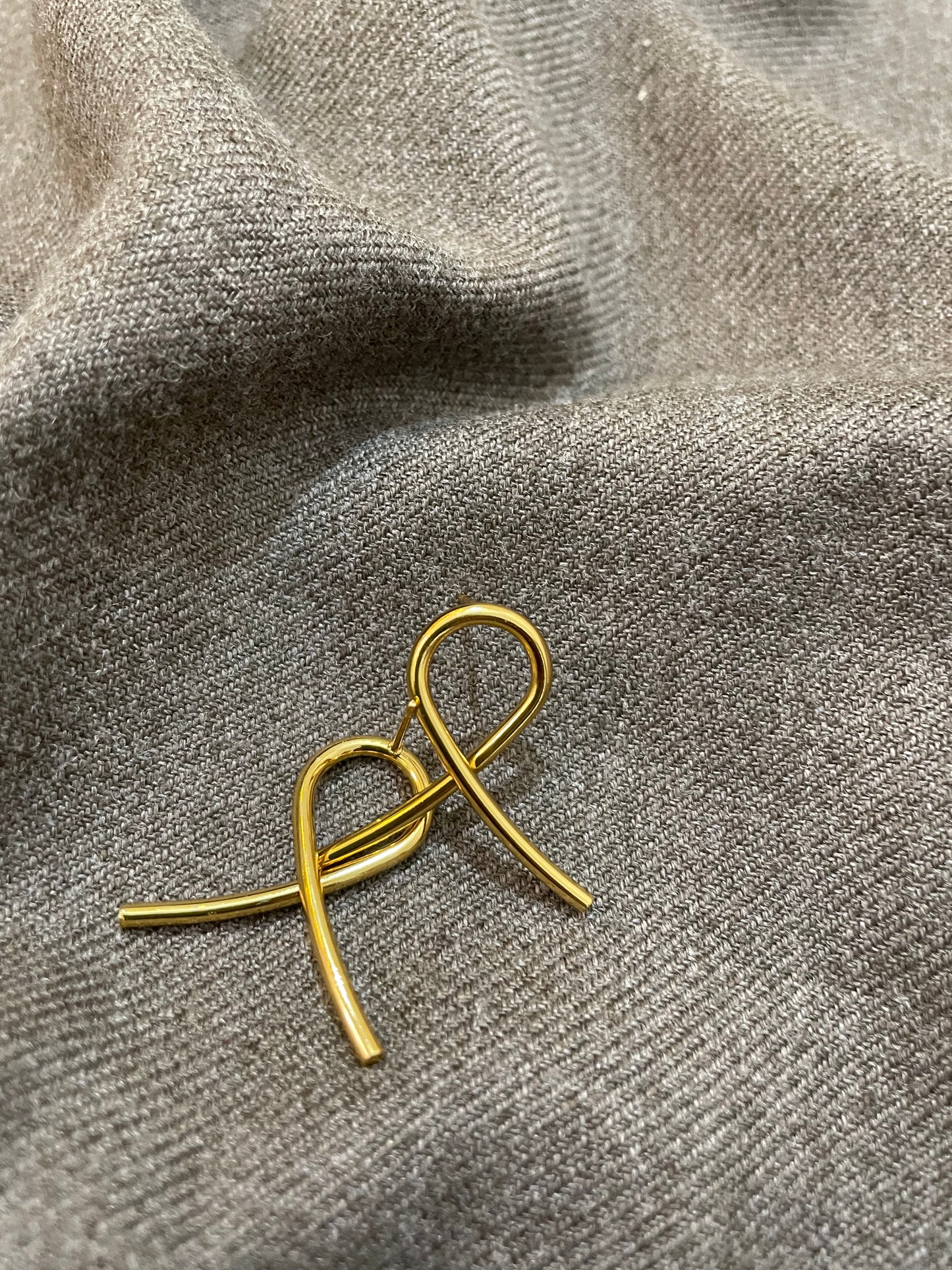 Ribbon Loop Studs