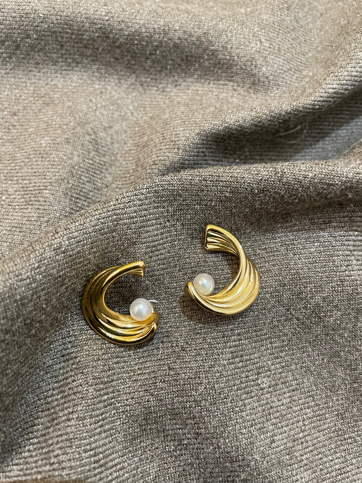 Luna Wave Pearl Earrings